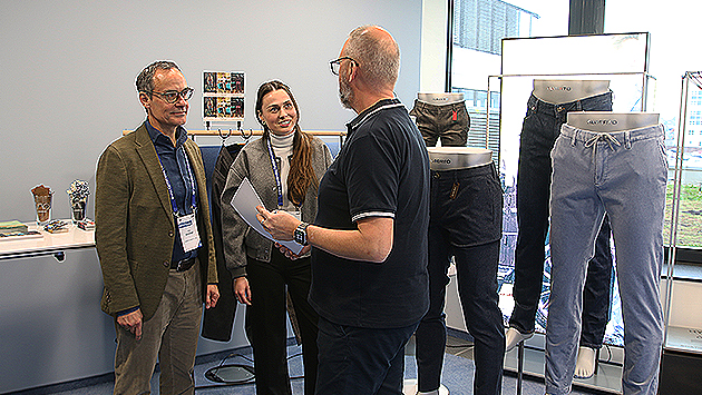 Stand des Mönchengladbacher Modeunternehmens ALBERTO auf dem Karrieretag der Familienunternehmen 2024 auf dem SMS Campus