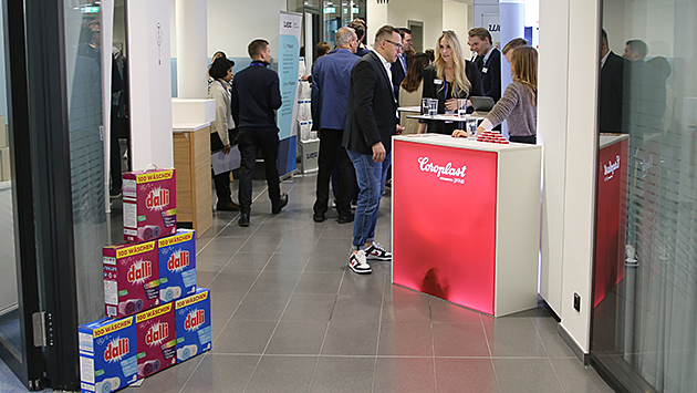Aussteller treffen Bewerbende auf dem Karrieretag der Familienunternehmen 2024 auf dem SMS Campus