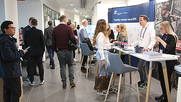 Aussteller treffen Bewerbende auf dem Karrieretag der Familienunternehmen 2024 auf dem SMS Campus