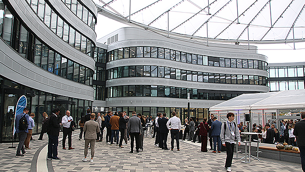 Teilnehmende treffen sich im Forum des SMS Campus