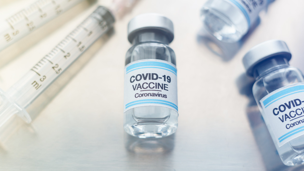 Spritzen und Fläschchen mit Covid-19 Impfstoff