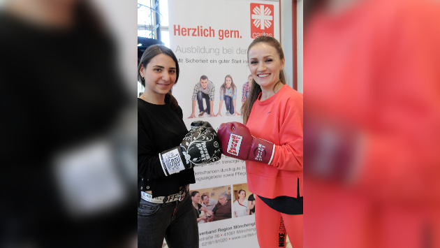 Auszubildende des Caritasverbandes bei einem Boxworkshop mit der 17-fachen Boxweltmeisterin Ina Menzer.