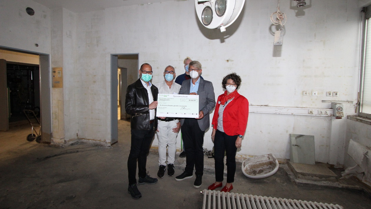 Hubert Breuer und Pflegedirektorin Birgit Gillmann übergeben einen Spendencheck an Ihre Kollegen vom St. Antonius Hospital in Eschweiler. Die Übergabe findet im vom Hochwasser zerstörten Klinikbereich statt.