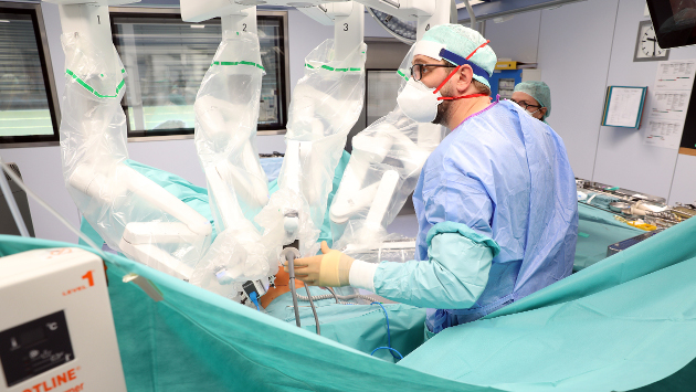 Ein Arzt arbeitet mit dem Operationsroboter DaVinci