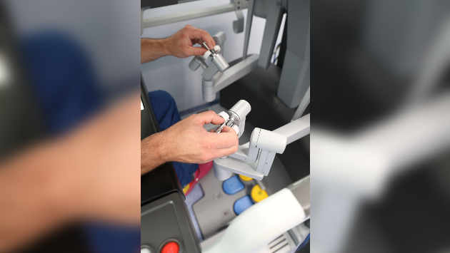 Eine Nahaufnahme der Steuerungseinheit des Operationsroboter DaVinci