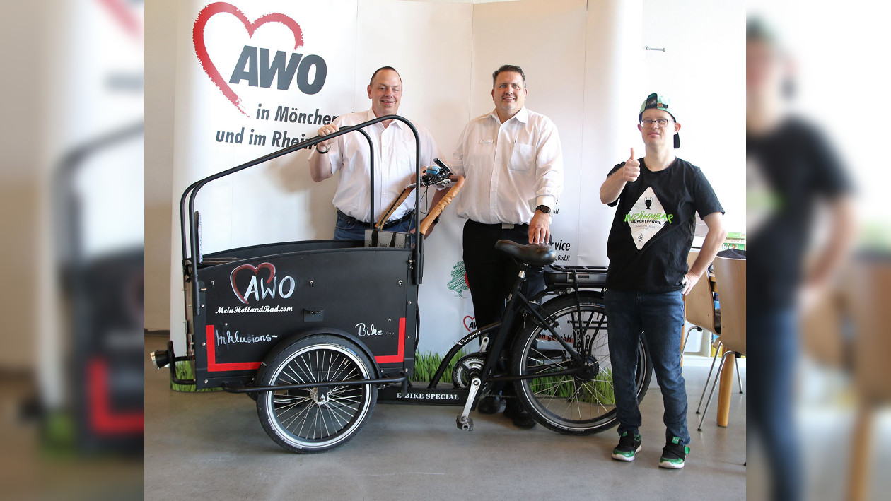 Die Ehrenamtler Marcus Daum, Markus Ruhm und Michael Günner mit dem neuen Inklusions-Bike der AWO.