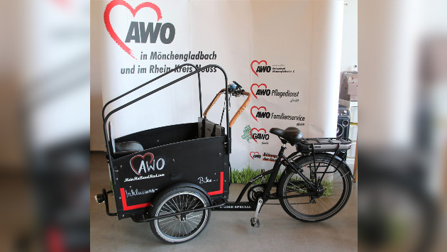 Das AWO Inklusions Bike, welches am Lenker mit einer Vorrichtung ausgestattet ist, in der sich eine Person setzen kann.