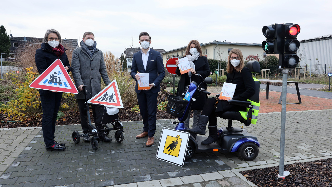 Beate Welsch, Jan Kaiser, OB Felix Heinrichs, Alice Welters-Dahmen und Susanne Wallrafen mit dem Buch „Stadt der Zukunft“