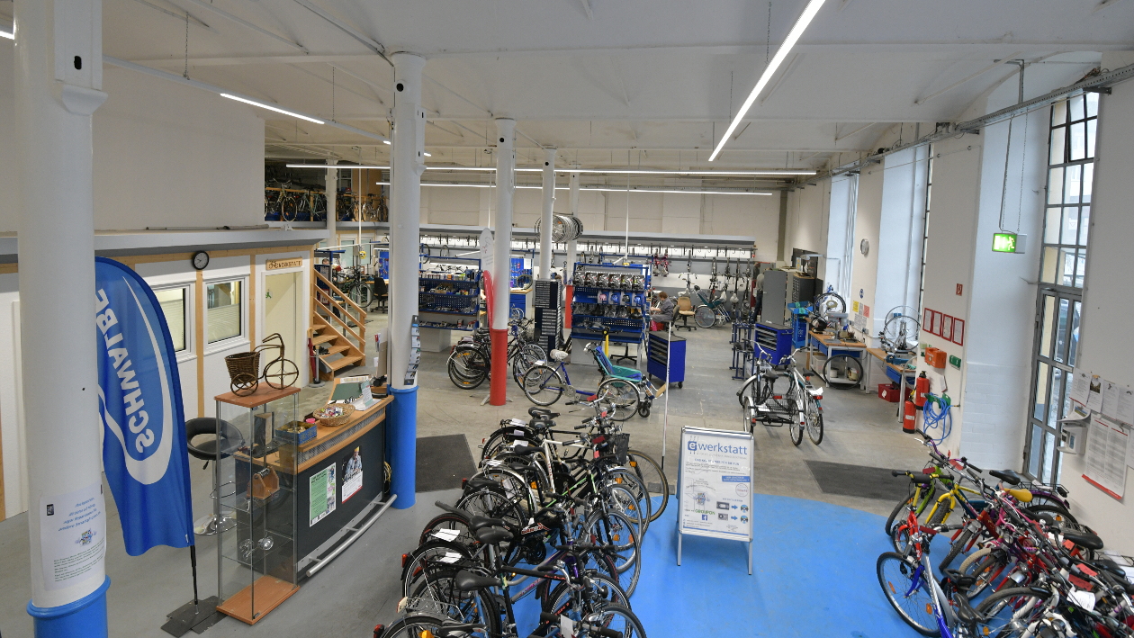 Der Innenraum der Fahrradwerkstatt 360° mit viele Fahrrädern