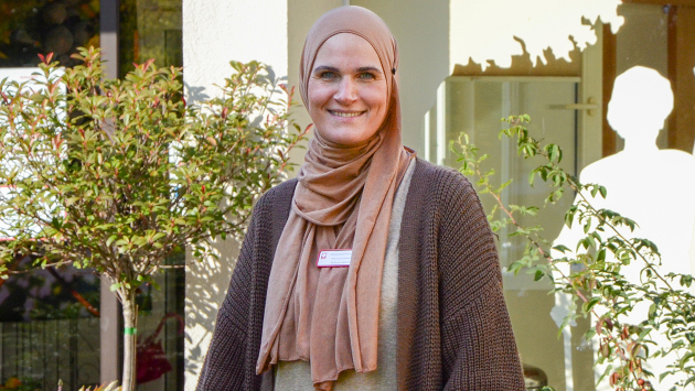 Arbina Hamma: Gläubige Muslimin pflegt Senioren bei der Caritas