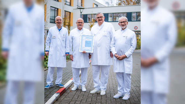 Dr. med, Thomas Jaeger, Dr. Dr. med. Manfred Gatzen, Dr. med. Stefan Hegermann und Dr. med. Harald Löw stehen vor dem Gebäude der Städtischen Kliniken Mönchengladbach