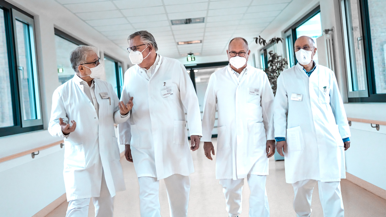 Dr. med. Harald Löw, Dr. med. Stefan Hegermann, Dr. Dr. med. Manfred Gatzen und Dr. med. Thomas Jaeger stehen im Flur der Städtischen kliniken Mönchengladbach