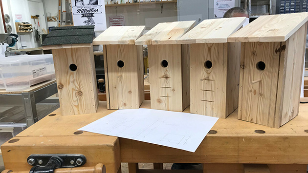 Selbstgefertigte Vogelhäuschen aus Holz