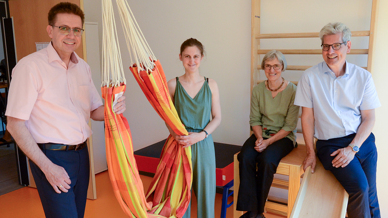 Dr. Christof Wellens, Hildegard van de Braak, Sabrina Baumann Frank Polixa stehen gemeinsam in einem Behandlungsraum