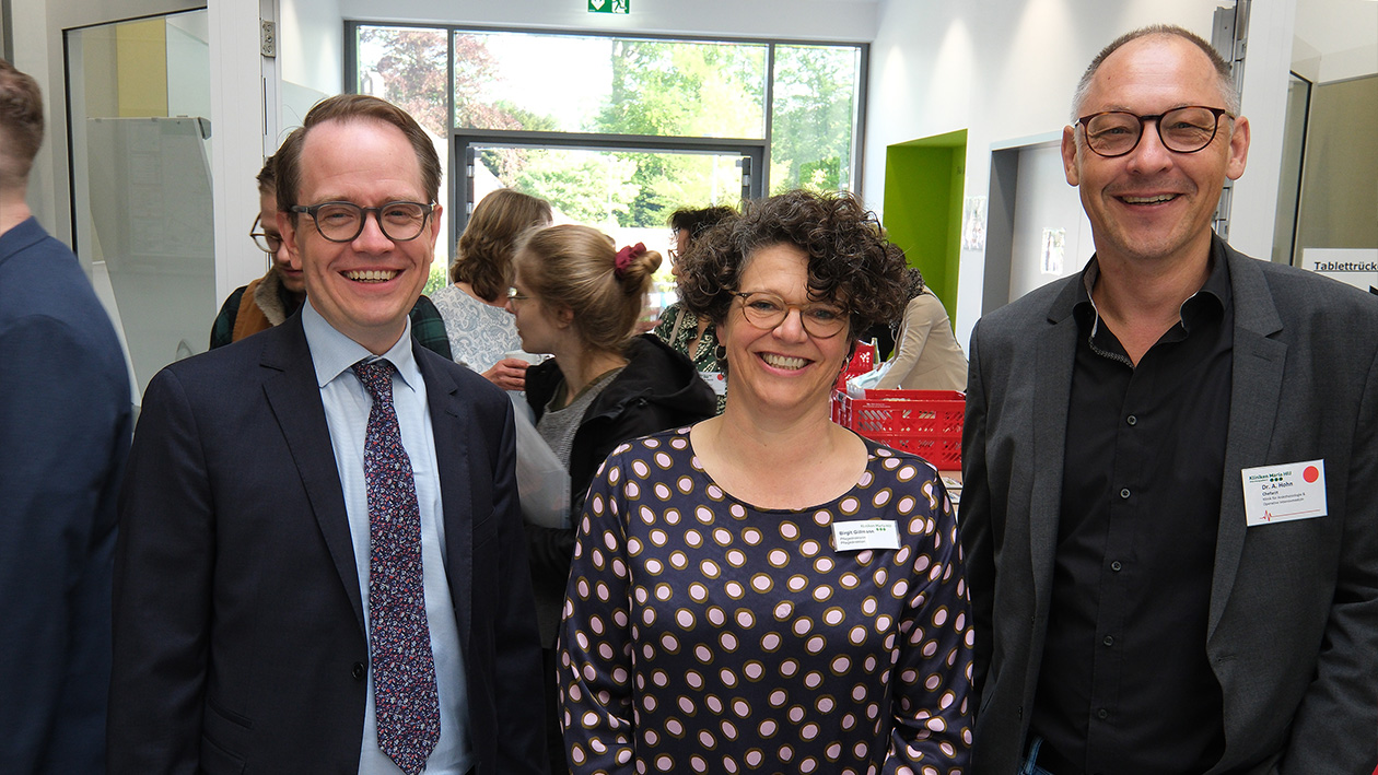 Dr. Paul Schneider, Birgit Gillmann und Priv.-Doz. Dr. med. Andreas Hohn stehen nebeneinander