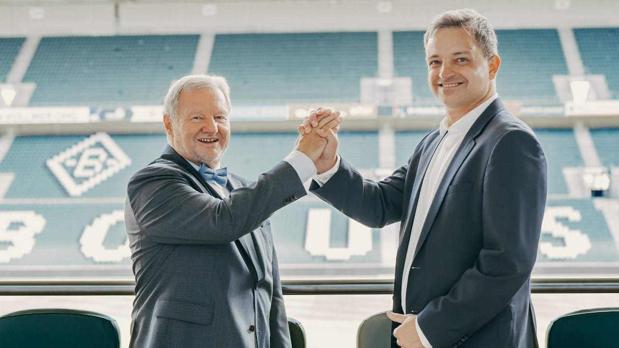 Dr. Harald Lehnen und Dr. René Bogesits-Aufschneider geben sich feierlich die Hände