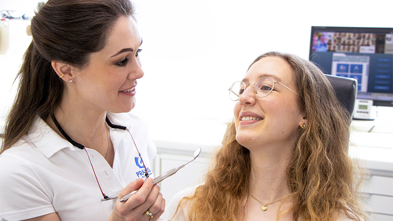 Dr. Isabelle Grünewald mit einer Patientin während einer Untersuchung