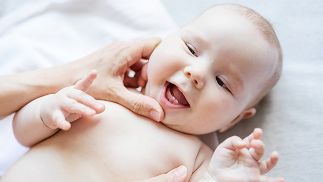 Zahnende Babys: Tipps für Eltern von Dr. Grünewald