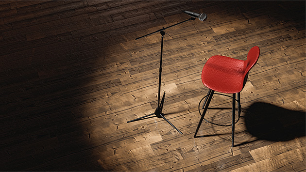 Mikrofonständer und Hocker auf einer Bühne