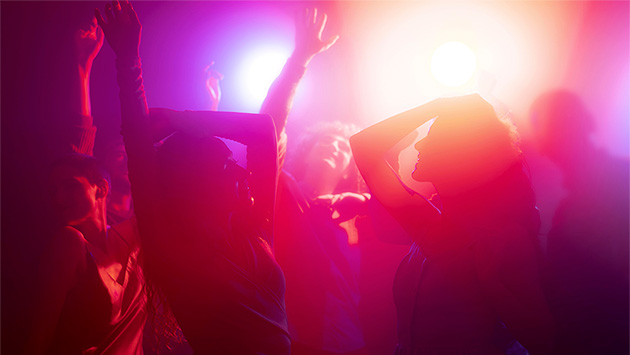 Menschen tanzen in einem Club