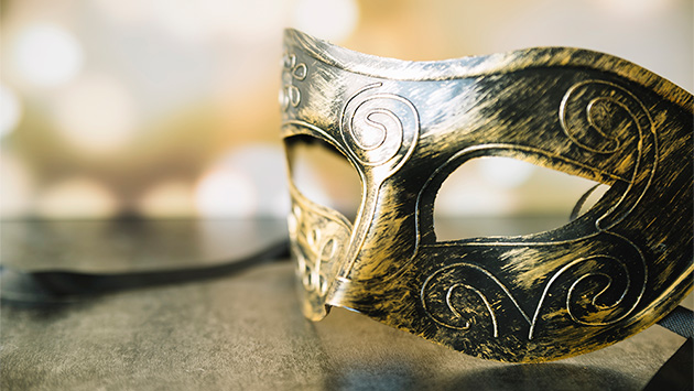 Nahaufnahme einer gold-schwarzen Theatermaske