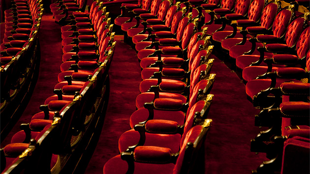 Stuhlreihen mit rotem Bezug