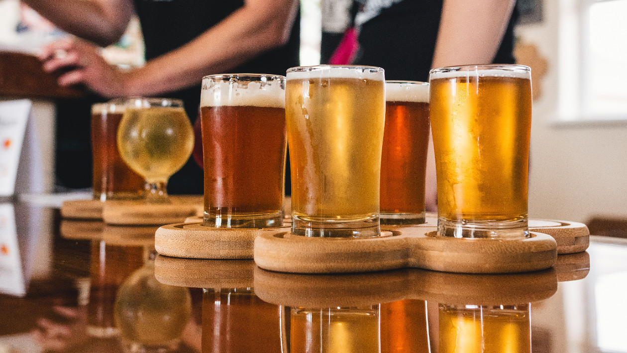 Mehrere gefüllte Biergläser stehen auf einem Tisch