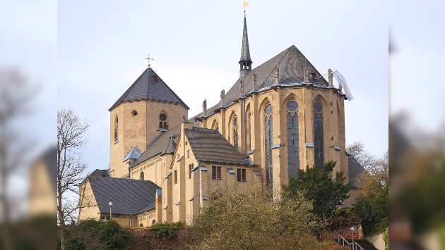 Das Mönchengladbacher Münster vom Abteigarten fotografiert