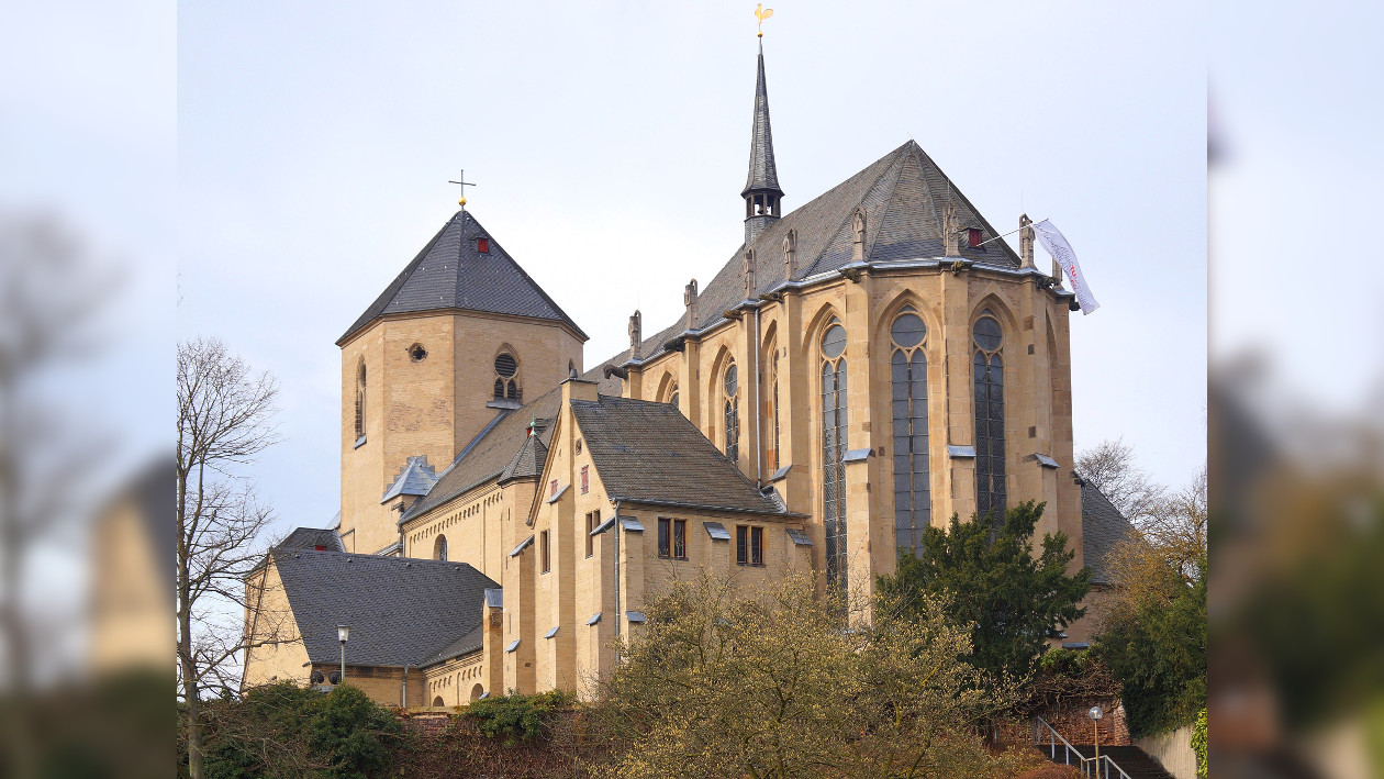 Das Mönchengladbacher Münster vom Abteigarten fotografiert