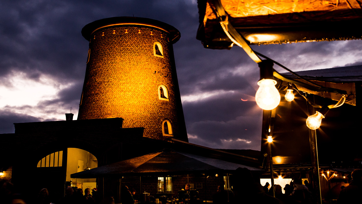 Ein beleuteter Turm bei Nacht