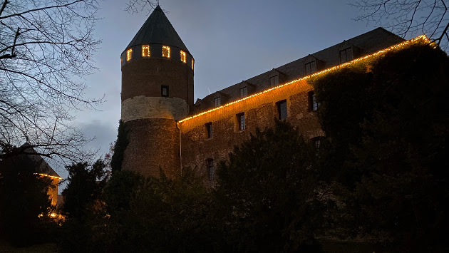 Burg Brüggen bei Dämmerung