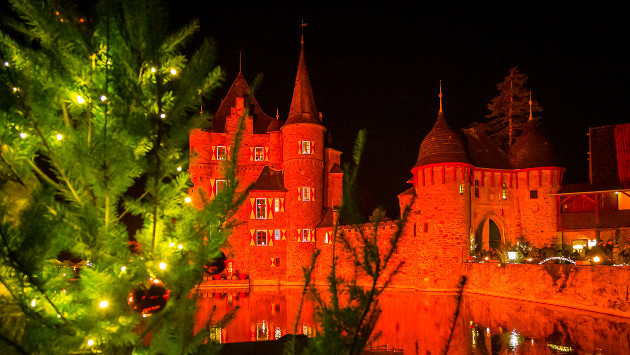 Die beleuchtete Burg Satzvey im dunkeln