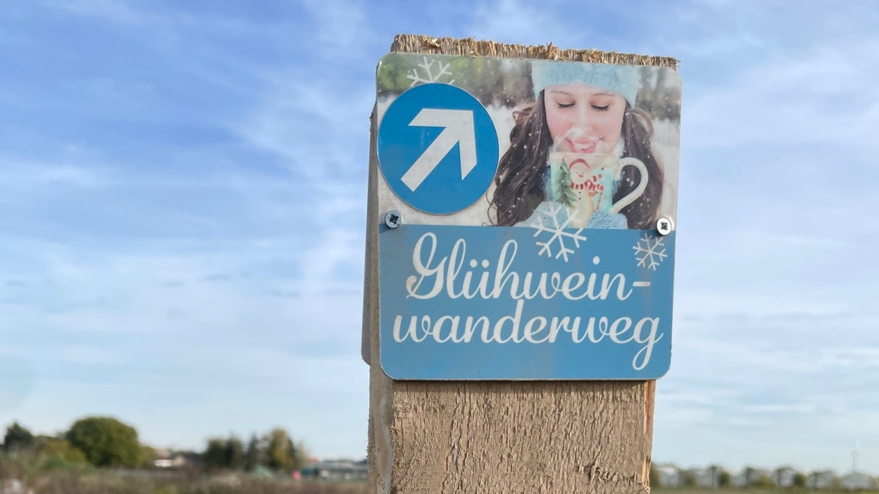 Ein Schild, welches auf den Glühweinwanderweg in Brüggen hinweist