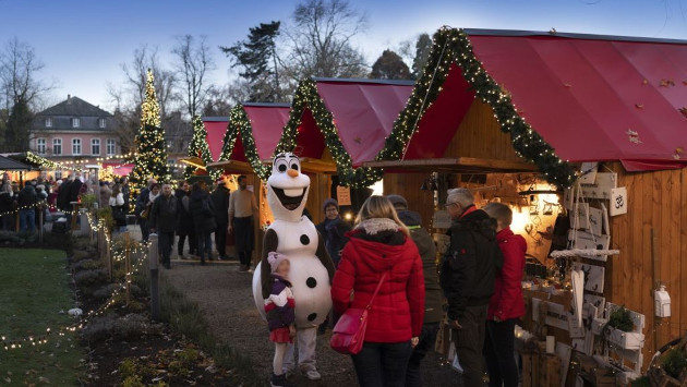 Stände auf dem Weihnachtsmarkt Schloss Wickrath