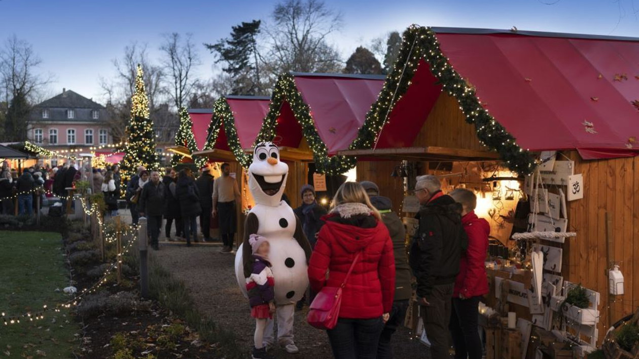 Stände auf dem Weihnachtsmarkt Schloss Wickrath